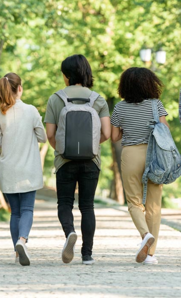 grupo-estudiantes-698